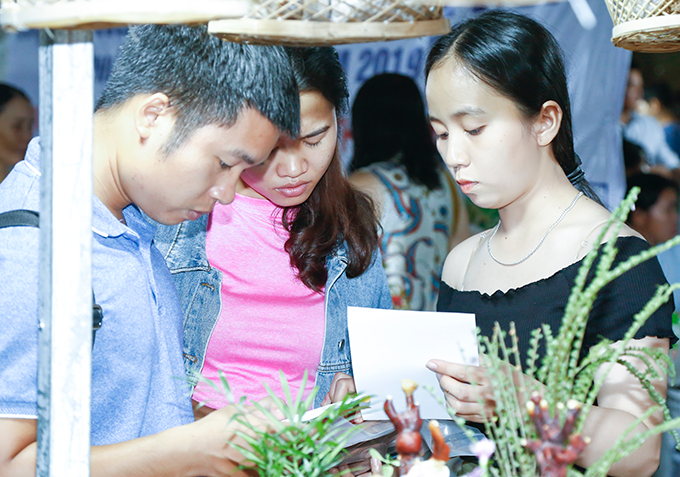 Visitors are reading information about Nha Trang mushroom