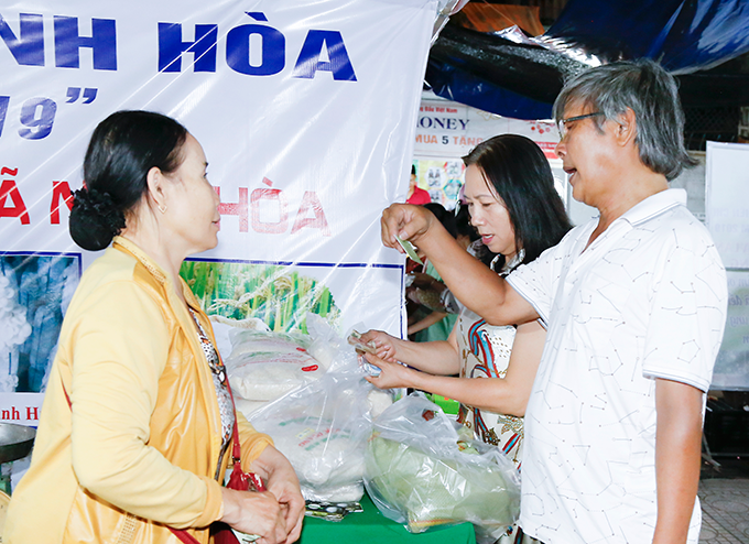 Booth selling Ngoc Quang rice of Ninh Hoa District