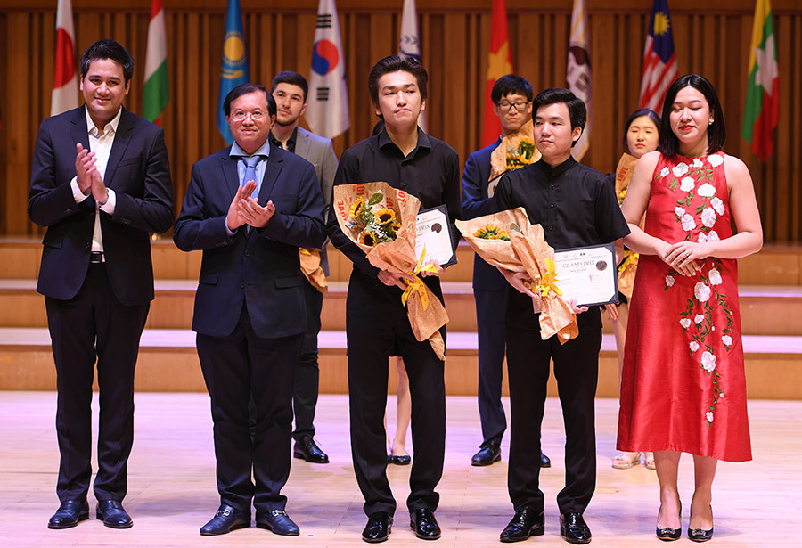 Trao đồng giải Grand Prix bảng violin cho Ruslan Turuntayev (Kazakhstan) và Park Gang Hyeon (Hàn Quốc).