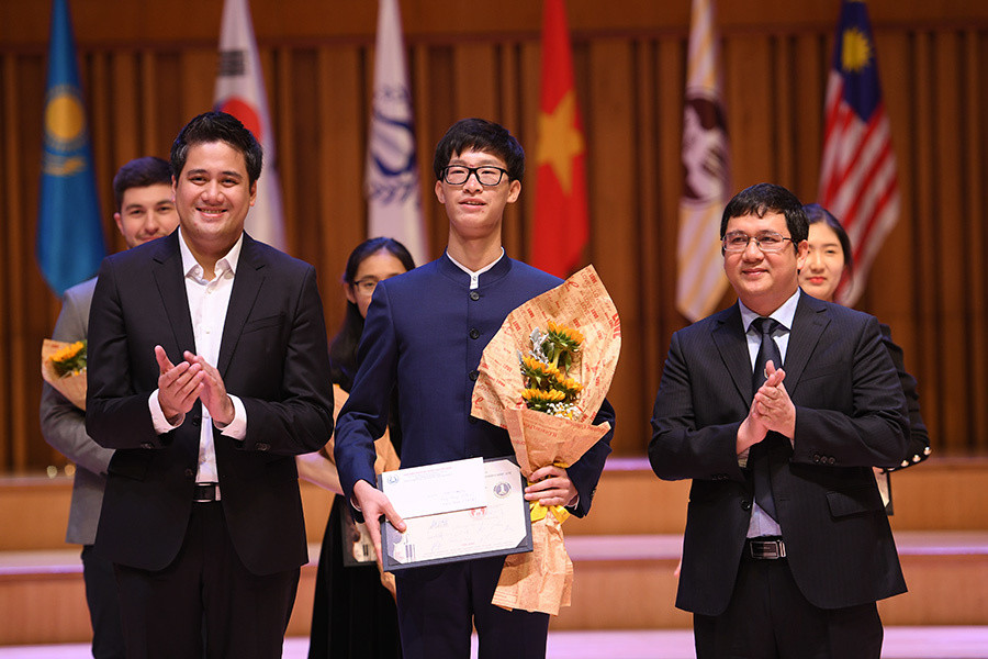 Giải Nhất bảng violin thuộc về Jiang Zhenyi (Trung Quốc).