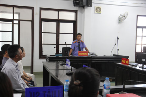 Đại diện Viện Kiểm sát đề nghị hoãn phiên tòa.