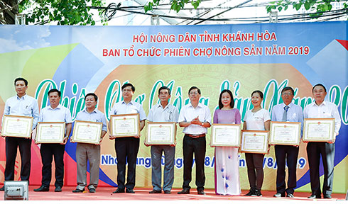 Sức hút từ phiên chợ nông sản