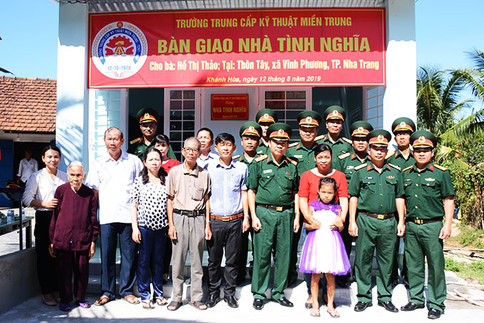 Trường Trung cấp Kỹ thuật Miền Trung: Bàn giao nhà tình nghĩa cho bà Hồ Thị Thảo