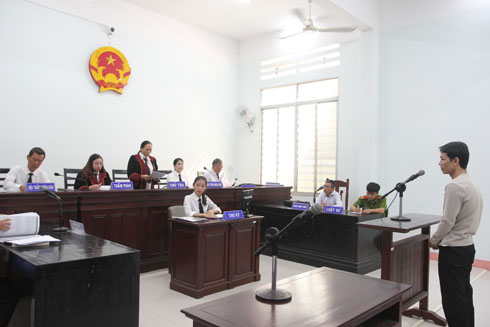 Chủ tọa đọc quyết định trả hồ sơ. 