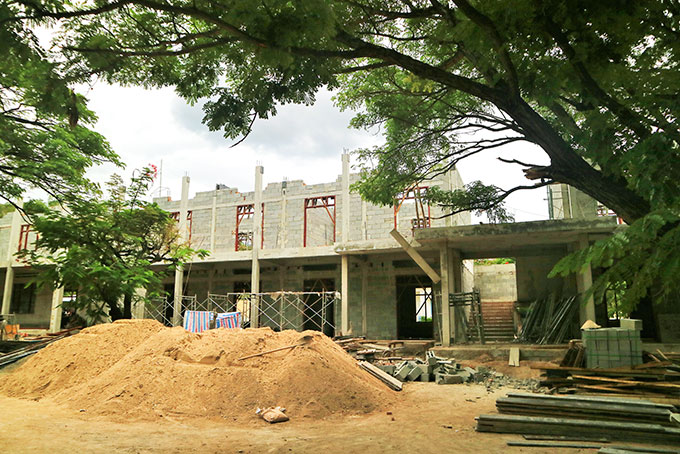 Các dãy phòng học của Trường Tiểu học Cam Lộc 1 đang được xây mới.