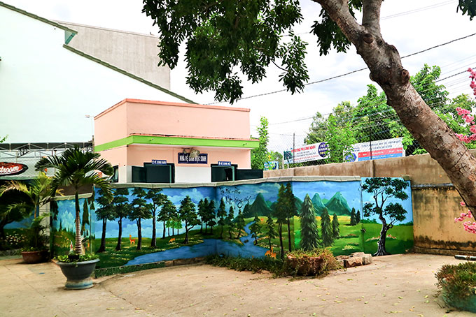 Nhà vệ sinh học sinh Trường Tiểu học Cam Lộc 1 được “làm đẹp”  bởi chính tay các giáo viên dạy Mỹ thuật.