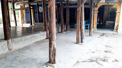 Các trụ gỗ của đình làng Trường Đông đã bị mục.