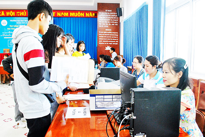 Tân sinh viên làm thủ tục nhập học tại Trường Đại học Nha Trang.