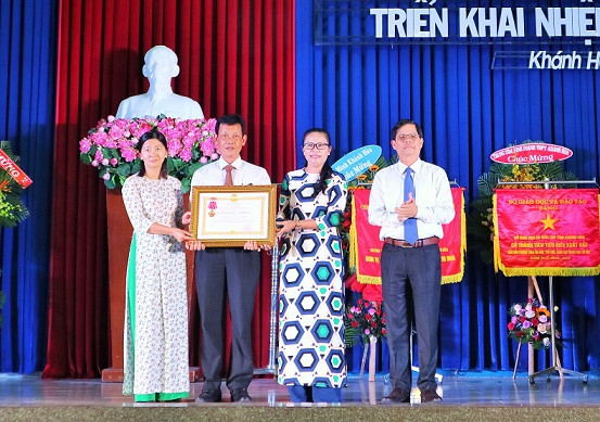 Ông Nguyễn Tấn Tuân trao Huân chương Lao động hạng Nhất cho Trường THPT Lý Tự Trọng.