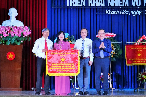 Ông Nguyễn Đắc Tài trao cờ thi đua của Bộ GD-ĐT cho Sở GD-ĐT Khánh Hòa. 