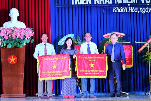 Ông Nguyễn Đắc Tài trao cờ thi đua của UBND tỉnh cho Trường THPT Ngô Gia Tự và THPT Nguyễn Văn Trỗi. 
