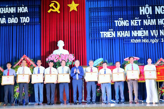 Ông Nguyễn Đắc Tài tặng danh hiệu “Tập thể lao động xuất sắc” cho 10 đơn vị.