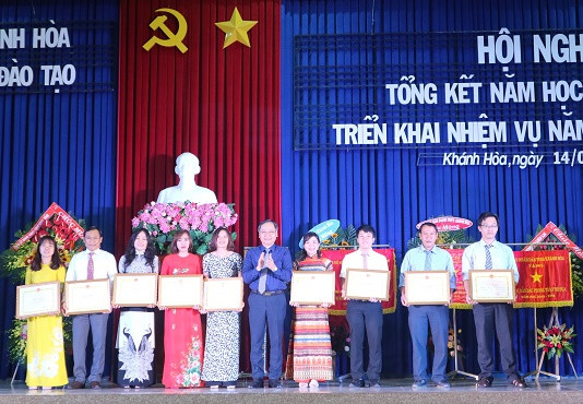 Ông Nguyễn Đắc Tài trao bằng khen của UBND tỉnh cho các cá nhân. 