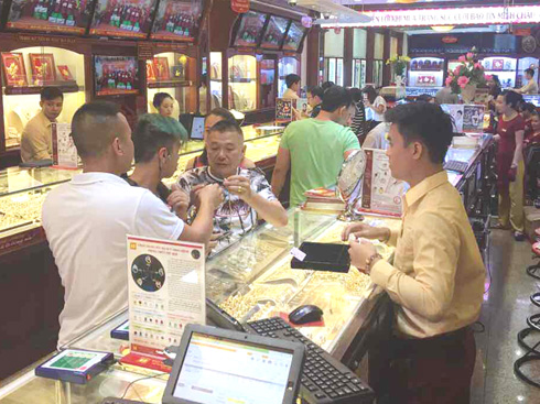 Giá vàng lao dốc, rời xa mốc 42 triệu đồng/lượng