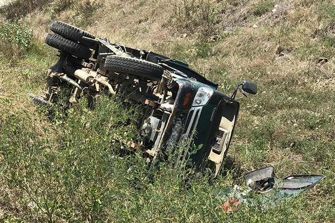 Xe tải mất lái lật nghiêng, tài xế bị thương