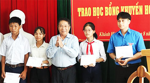 Ông Trần Văn Hạnh - Ủy viên Ban Thường vụ  Trung ương Hội, Chủ tịch Hội Cựu chiến binh tỉnh  trao học bổng khuyến học năm 2019.