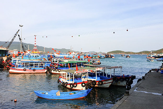 Bến tàu du lịch Cầu Đá (Nha Trang)  tập trung rất nhiều phương tiện vận chuyển khách đi các đảo.