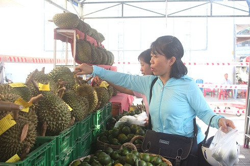 Người dân chọn mua nông sản Khánh Sơn tại Siêu thị Co.opmart Nha Trang.