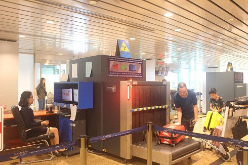 Lực lượng Hải quan Khánh Hòa thực hiện nhiệm vụ soi chiếu hành lý của hành khách tại Cảng Hàng không quốc tế Cam Ranh.