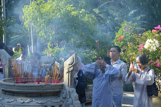Offering incense to show gratitude to parents