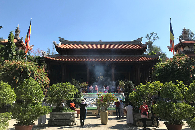 People visit Long Son Pagoda on Vu Lan Festival