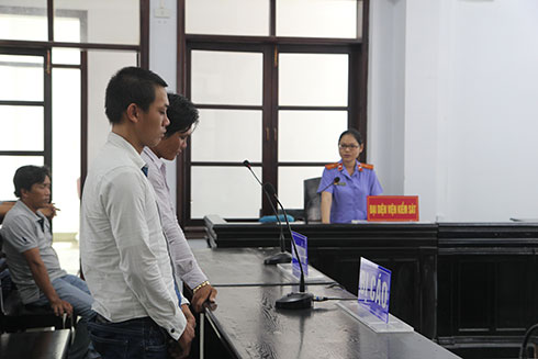 Các bị cáo nghe luận tội.