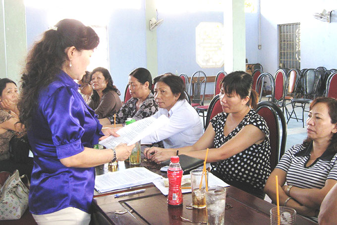 Một buổi tuyên truyền những quy định Luật Hôn nhân và gia đình năm 2014  của phụ nữ huyện Diên Khánh.