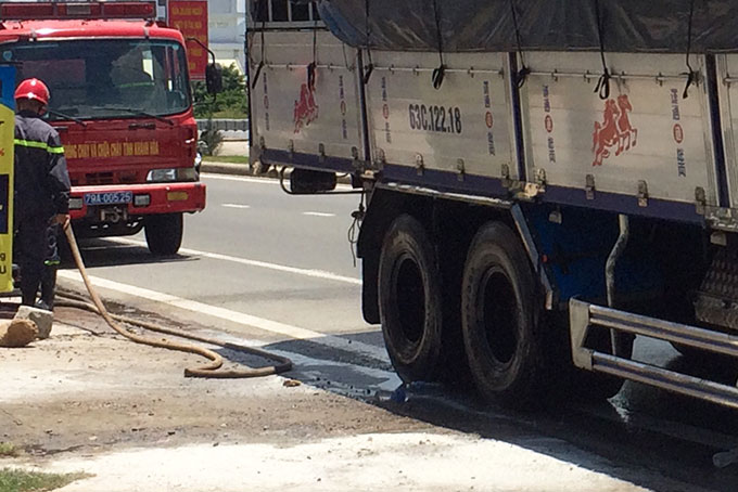 Xe tải bốc cháy khi đang lưu thông