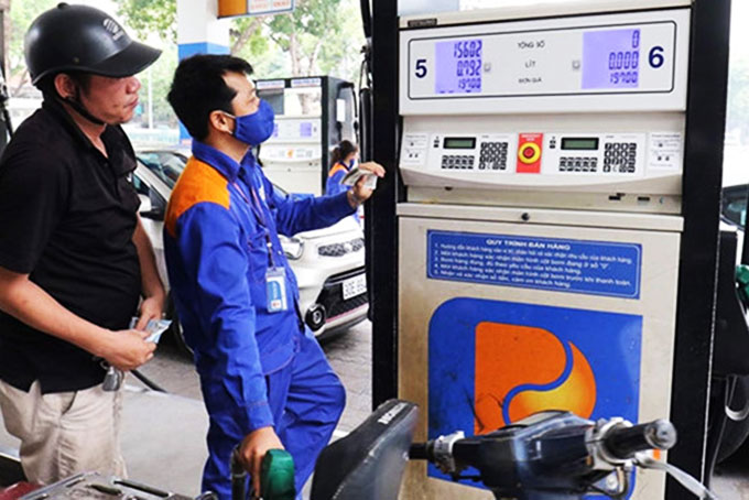 Giá xăng giảm hơn 500 đồng/lít từ 15 giờ chiều 16-8