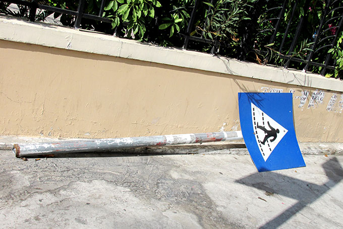 Cần lắp đặt lại các biển báo giao thông