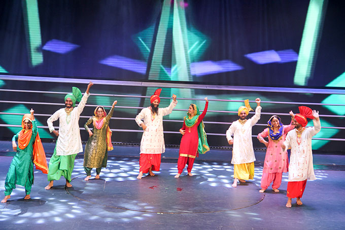 Điệu múa Juumar uyển chuyển, vui tươi do các nghệ sĩ Ấn Độ biểu diễn. 