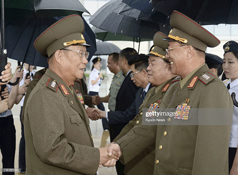 Ông Kim Su-gil (trái) tại sân bay quốc tế Bình Nhưỡng ngày 16/8 trước khi lên đường tới Trung Quốc. Ảnh: Getty