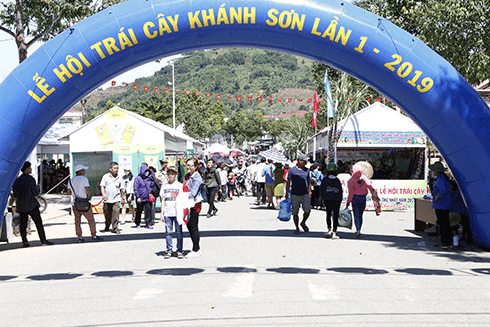 Rất đông du khách đến Khánh Sơn tham dự Lễ hội trái cây Khánh Sơn