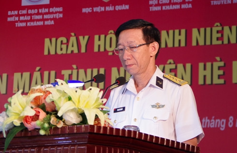 Đại tá Phan Văn Diễn phát biểu phát động ngày hội hiến máu tình nguyện.