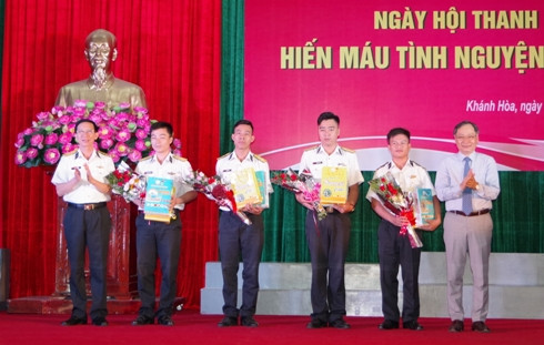 Lãnh đạo 2 đơn vị tặng hoa và quà cho đại diện các đoàn cơ sở.