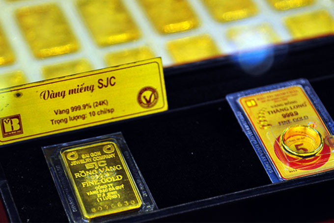Mở cửa phiên giao dịch sáng 17/8, giá vàng SJC trong nước tiếp tục giảm nhẹ, trong khi giá vàng thế giới vẫn giữ ở mốc trên 42 triệu đồng/lượng.