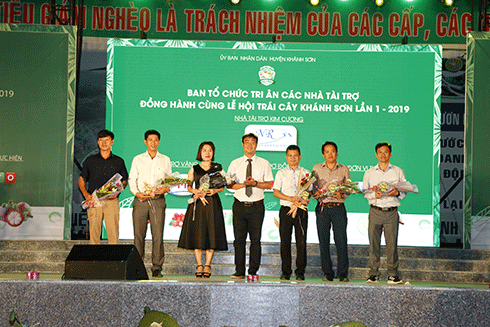Lãnh đạo UBND huyện Khánh Sơn tặng hoa cho các đơn vị tài trợ