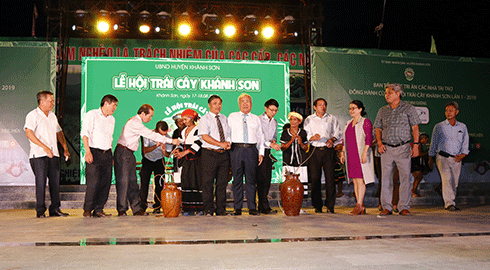 Các vị lãnh đạo tỉnh chung vui với người dân Khánh Sơn tại đêm khai mạc lễ hội