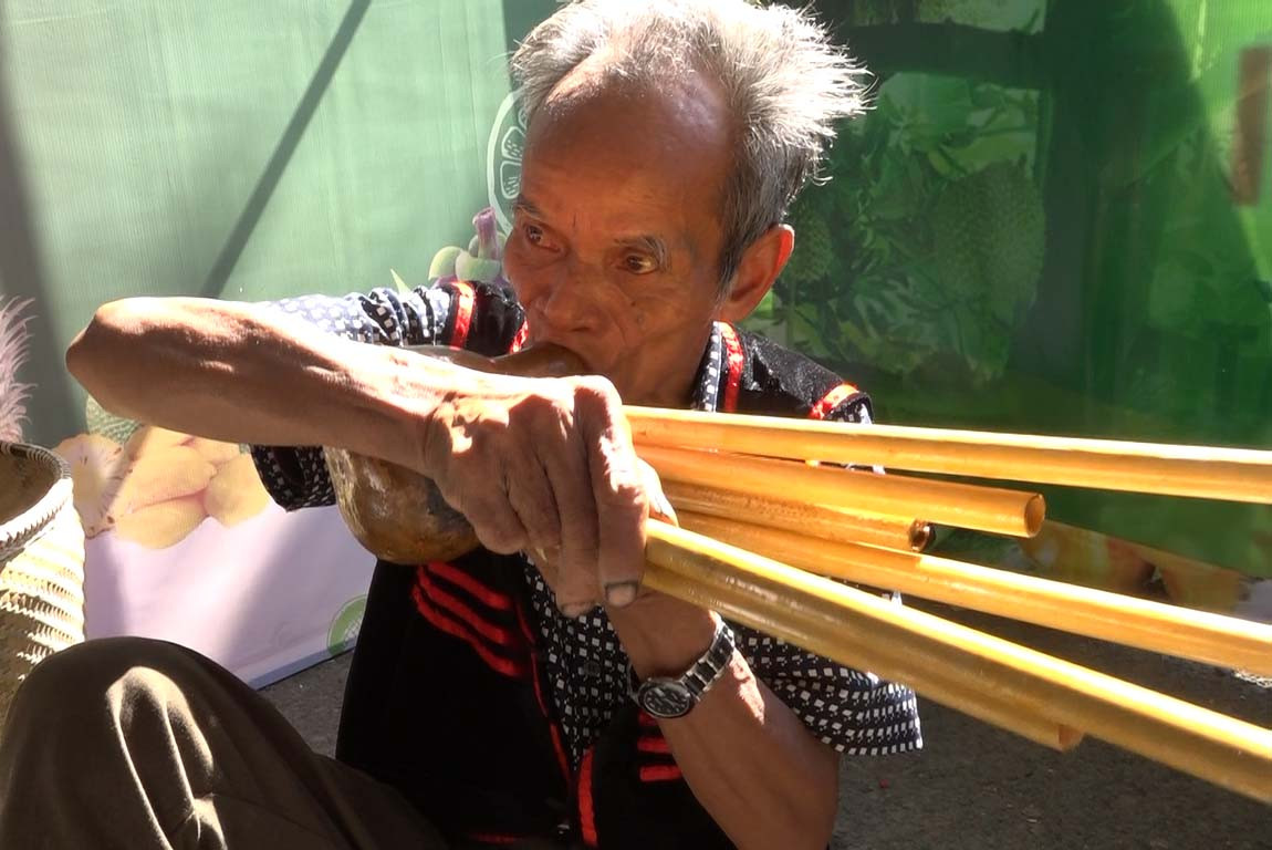 Ông Mấu Hồng Thái thử nhạc cụ đàn Khèn Bầu vừa làm xong.