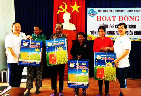 Lãnh đạo Hội Liên hiệp Phụ nữ TP. Nha Trang trao bình xịt thuốc sâu cho phụ nữ khó khăn thị trấn Tô Hạp.