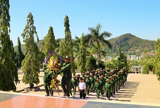 Trường Đại học Tôn Đức Thắng tổ chức viếng nghĩa trang liệt sĩ Hòn Dung