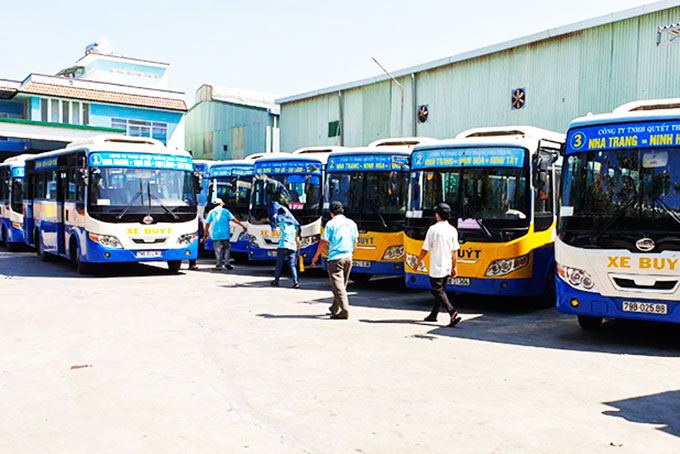 Từ ngày 1-9, Công ty TNHH Quyết Thắng Nha Trang phải tổ chức bán vé tháng cho đối tượng ưu tiên đi xe buýt.