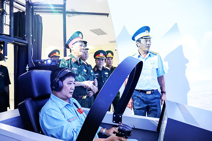 Trung tướng Ngô Minh Tiến - Phó Tổng Tham mưu trưởng Quân đội nhân dân Việt Nam kiểm tra tại Trung tâm Mô phỏng huấn luyện bay và kỹ thuật hàng không của nhà trường.