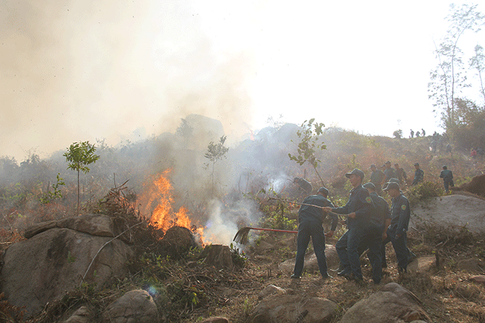 Dân quân cơ động huyện Cam Lâm được tăng cường lên hiện trường vụ cháy
