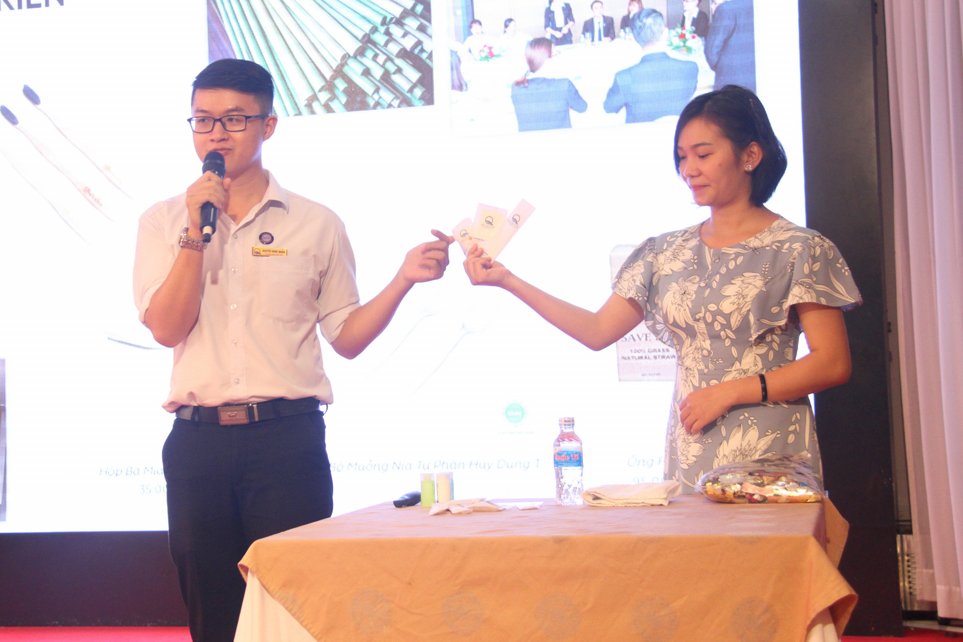  Đội thi của khách sạn Quinter trình bày ý tưởng về sử dụng đồ giấy thay cho đồ nhựa trong khách sạn