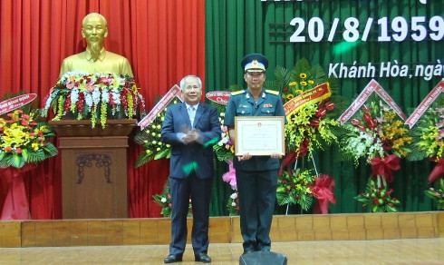 Ông Đào Công Thiên trao tặng Bằng khen của UBND tỉnh cho nhà trường.