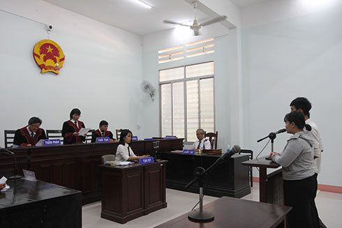 Hội đồng xét xử tuyên án.