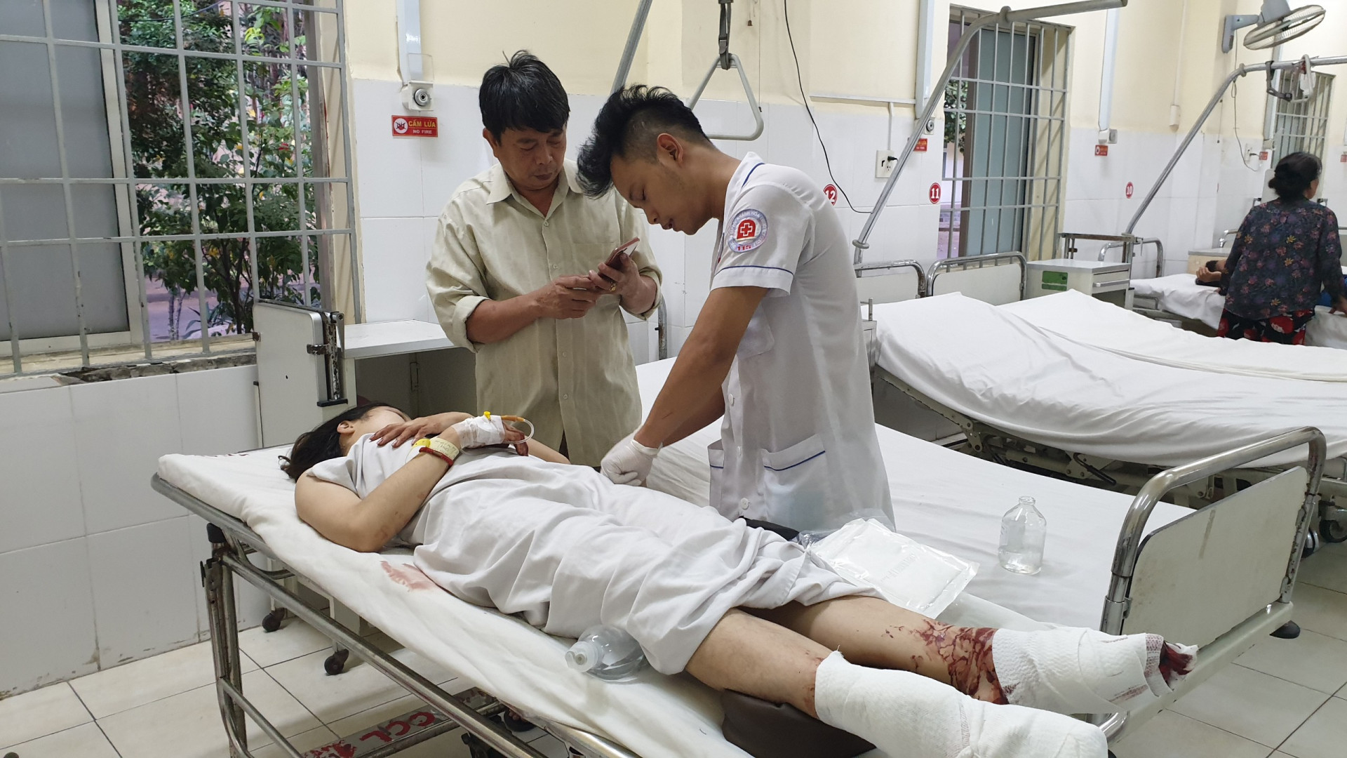 Các bác sĩ chăm sóc cho nạn nhân tại Bệnh viện đa khoa tỉnh Khánh Hòa