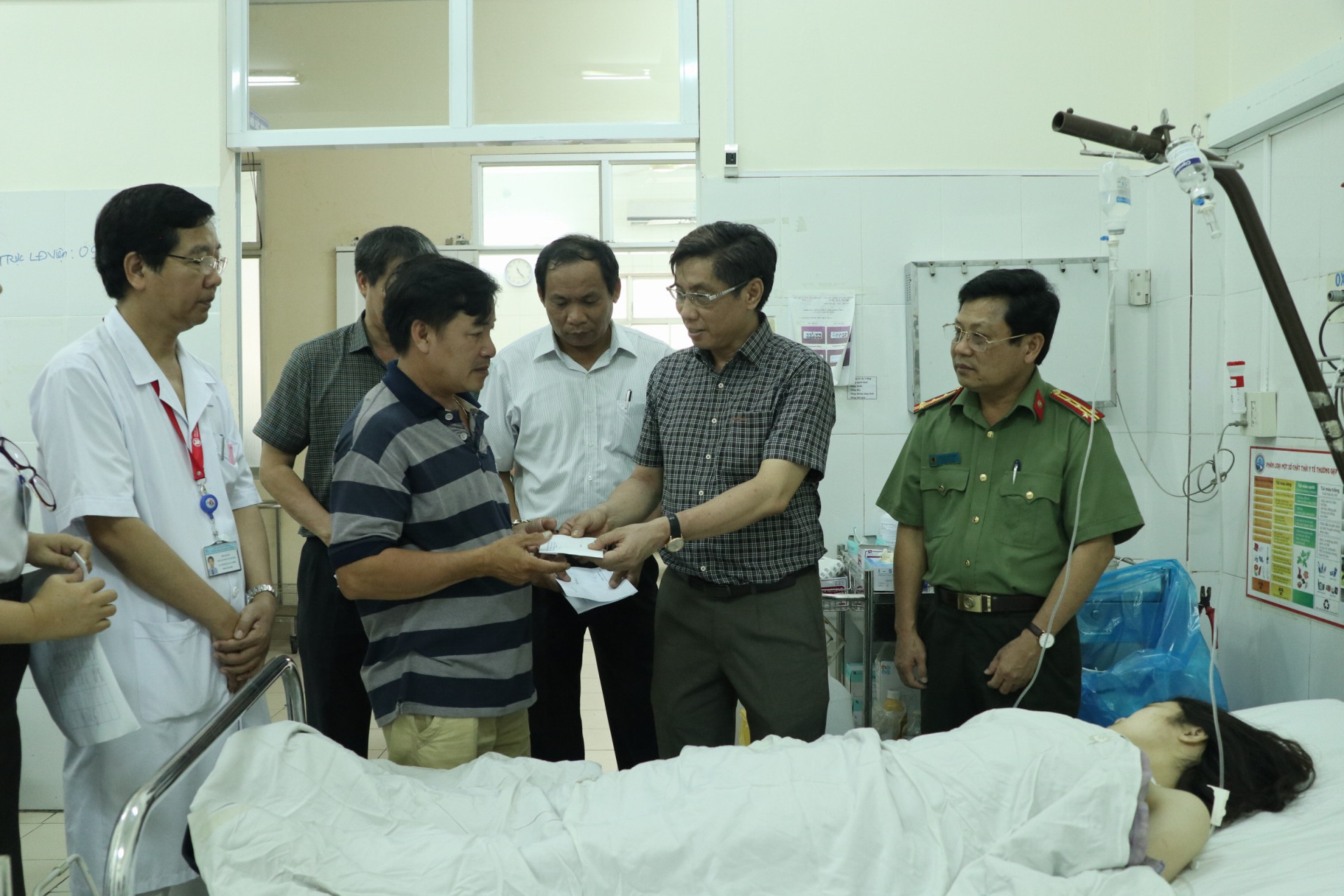 Chủ tịch UBND tỉnh Lê Đức Vinh trao hỗ trợ cho gia đình nạn nhân vụ tai nạn.