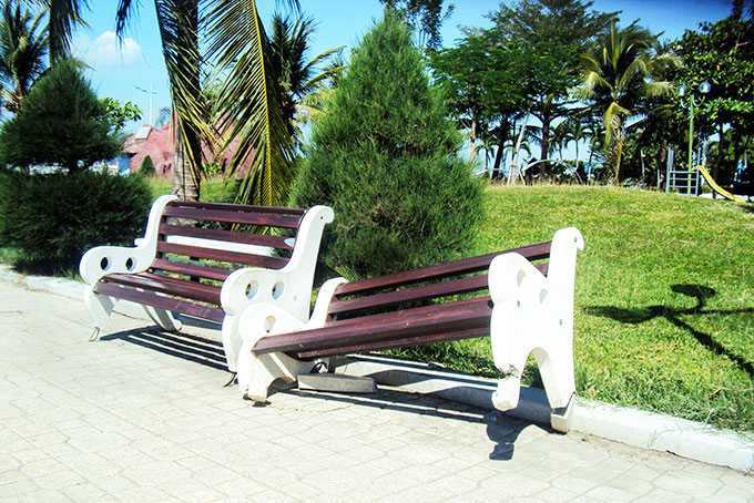 Cần thay ghế đá nơi công viên